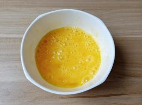 用筷子搅打均匀。