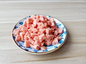 火腿切成条再切成小丁。