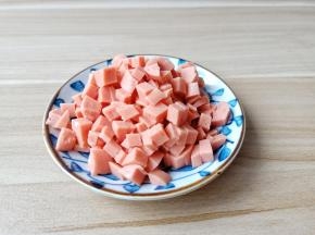 火腿切成条再切成小丁。