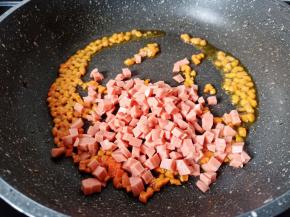 锅里放一点点油，下胡萝卜丁火腿丁炒香。