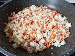 加入米饭快速炒散【刚蒸好的米饭放凉，放冰箱冷藏两到三小时，拿出来加两勺色拉油拌一下，米饭一粒粒的】