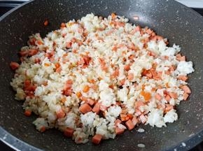 加入米饭快速炒散【刚蒸好的米饭放凉，放冰箱冷藏两到三小时，拿出来加两勺色拉油拌一下，米饭一粒粒的】