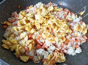 加入炒好的鸡蛋碎。