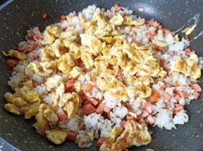 加入炒好的鸡蛋碎。