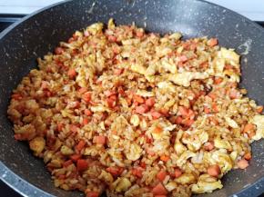 加上两勺生抽快速翻炒均匀。