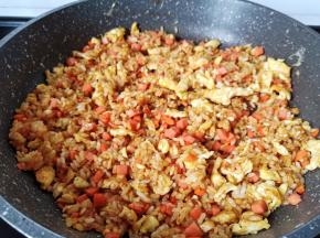 加上两勺生抽快速翻炒均匀。