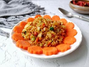 把焯好水的胡萝卜摆一个造型。