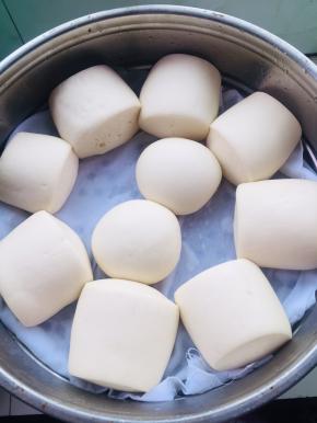 把蒸屉放在蒸锅上，发酵至原来的一倍大！