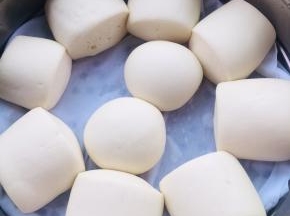 把蒸屉放在蒸锅上，发酵至原来的一倍大！