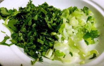 葱花和香菜切碎备用