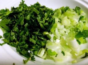 葱花和香菜切碎备用