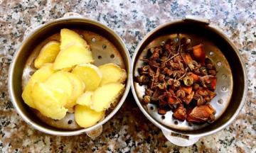 姜切片、花椒和八角放入调味盒中