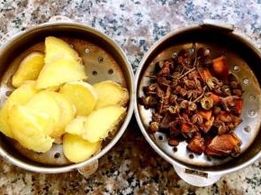 姜切片、花椒和八角放入调味盒中