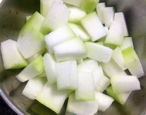 冬瓜切成块状备用