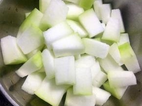 冬瓜切成块状备用
