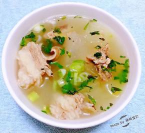 葱花和香菜放入碗中冬瓜羊排汤盛入碗中烫熟葱花和香菜这样味道更加鲜美