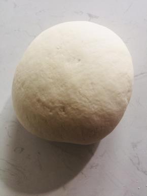面粉中加入两勺白糖，5克发酵粉拌匀，放入适量的温水揉成光滑的面团醒发20分钟！