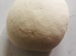 面粉中加入两勺白糖，5克发酵粉拌匀，放入适量的温水揉成光滑的面团醒发20分钟！