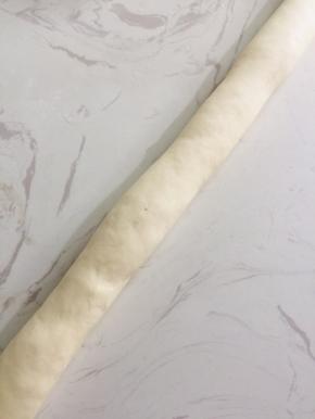 醒发好的面团搓成长条！