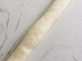 醒发好的面团搓成长条！