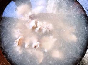 锅中烧开水放入羊排焯水去除杂质同时倒入少许料酒去除膻味