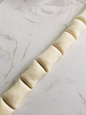 分成等份儿的小剂子！两头的面团我把它揉成光滑的圆球形状了！