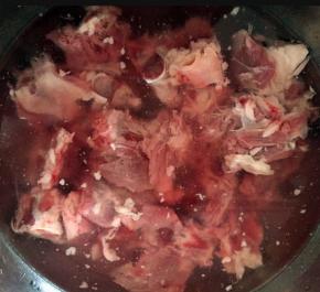 新鲜的羊排买回来要在清水中浸泡一小时去除血水