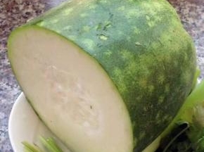 新鲜的冬瓜准备去皮切块