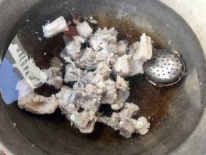 锅中倒入适量清水放入羊排和调味盒大火煮起来