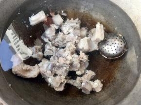 锅中倒入适量清水放入羊排和调味盒大火煮起来