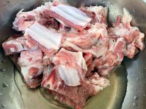 处理干净的羊排洗净备用