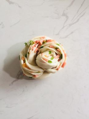 一个漂亮的花卷儿就做成啦！