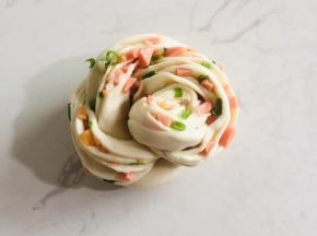 一个漂亮的花卷儿就做成啦！