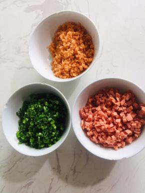 葱切成葱花，胡萝卜切成末，火腿肠切成小丁备用！