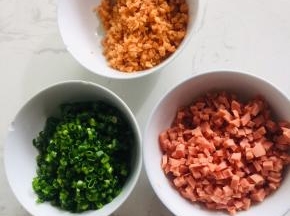 葱切成葱花，胡萝卜切成末，火腿肠切成小丁备用！