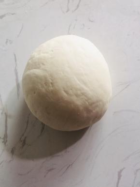 面粉中放入酵母，白糖，适量的温水搅成絮状，再在案板上揉10分钟左右，揉成光滑的面团！（白糖先放在温水中搅拌至融化再开始和面！）