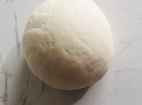 面粉中放入酵母，白糖，适量的温水搅成絮状，再在案板上揉10分钟左右，揉成光滑的面团！（白糖先放在温水中搅拌至融化再开始和面！）