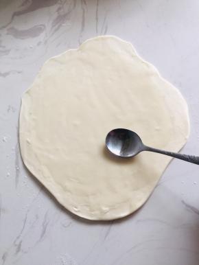 刷一层薄薄的油！（因为在乡下老家没有油刷，所以用勺子背来涂抹油，也挺方便的！）