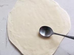 刷一层薄薄的油！（因为在乡下老家没有油刷，所以用勺子背来涂抹油，也挺方便的！）