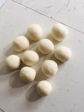 分成9个大小一致的小剂子，揉圆！盖上保鲜膜备用！