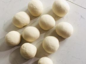 分成9个大小一致的小剂子，揉圆！盖上保鲜膜备用！