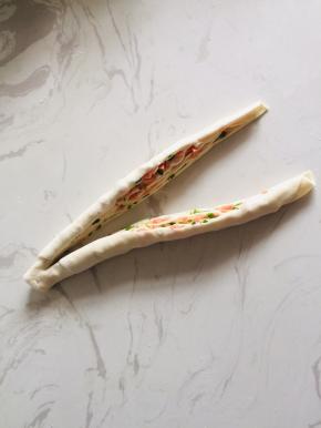 用刀从中间切开，注意顶端不要切断了！