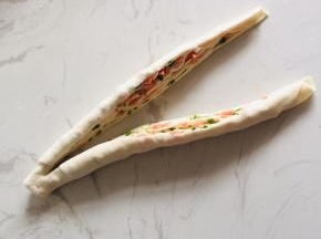 用刀从中间切开，注意顶端不要切断了！