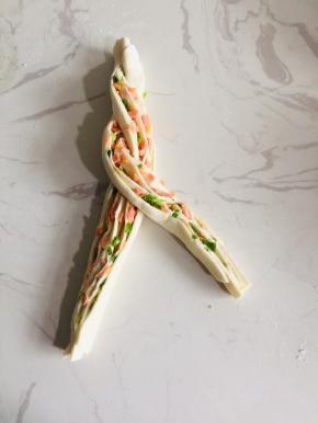 切面朝上！如图所示这样编起来！