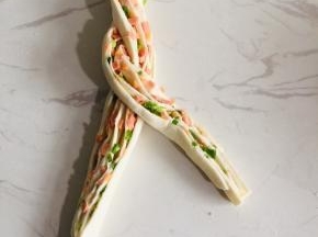 切面朝上！如图所示这样编起来！