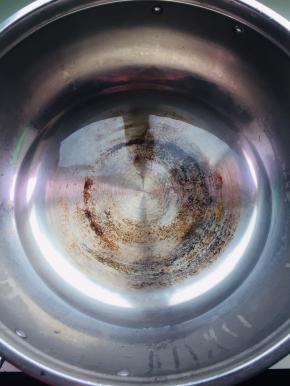 锅中倒入适量的50度左右的温水！