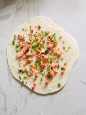 撒上火腿肠丁！