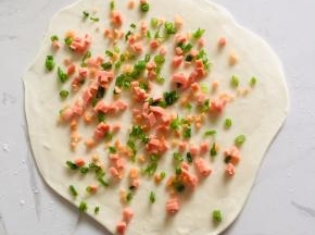 撒上火腿肠丁！