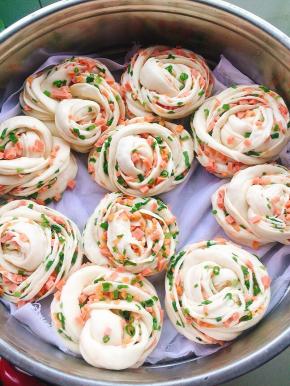 把蒸屉放在蒸锅上，发酵至原来的一倍大！