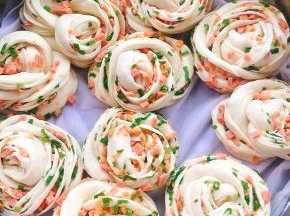 把蒸屉放在蒸锅上，发酵至原来的一倍大！